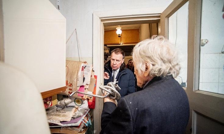 Заместитель полпреда Виктор Дубенецкий посетил ветерана Великой Отечественной войны Сергея Борисовича Терехова