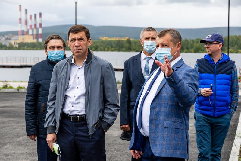 Евгений Куйвашев проверил, как идёт благоустройство Верхнего Тагила и Кировграда, и передал главам папки с обращениями жителей