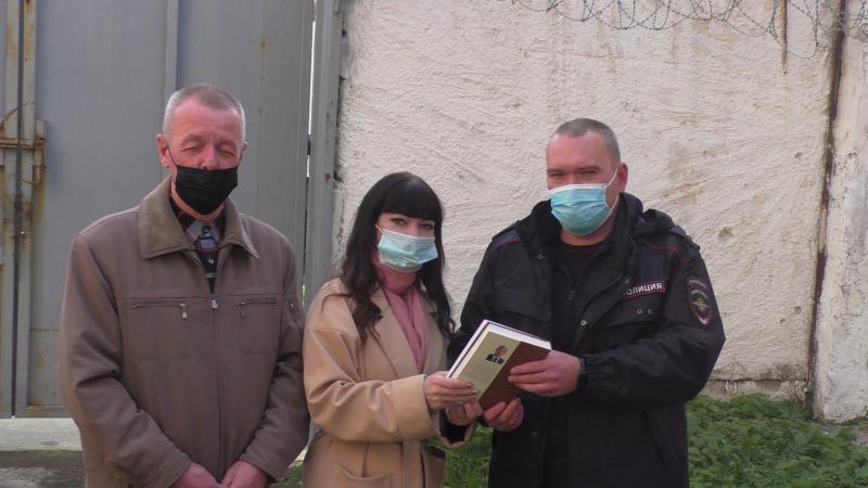 Члены общественного совета при Межмуниципальном отделе МВД России «Невьянский» Александр Васильков и Юлия Иноземцева посетили изолятор временного содержания