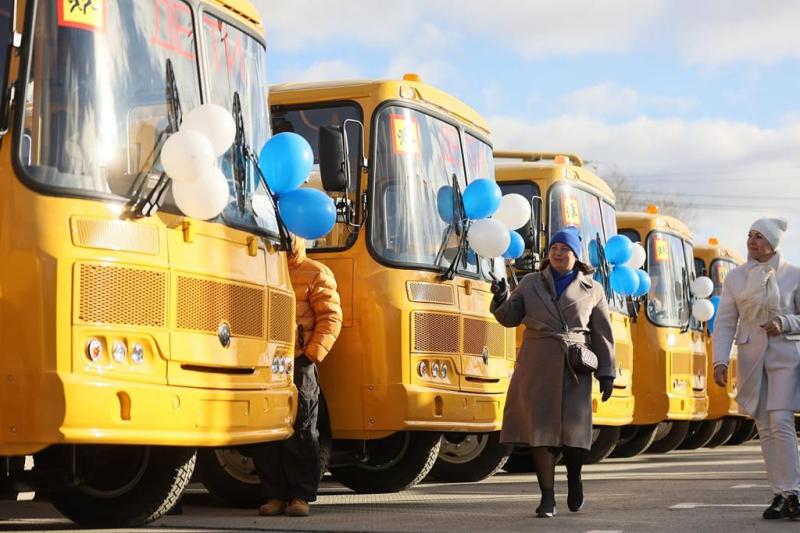 Свердловские школы получили 37 новых школьных автобусов