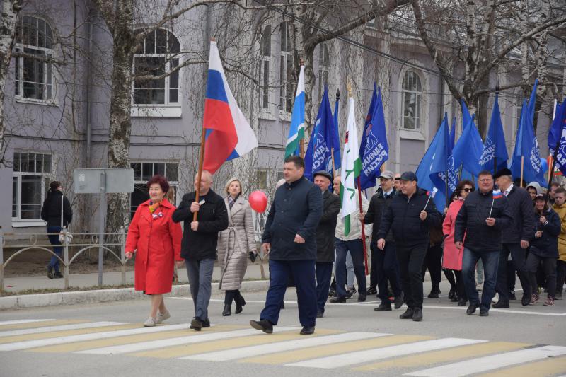 Шагает Первомай