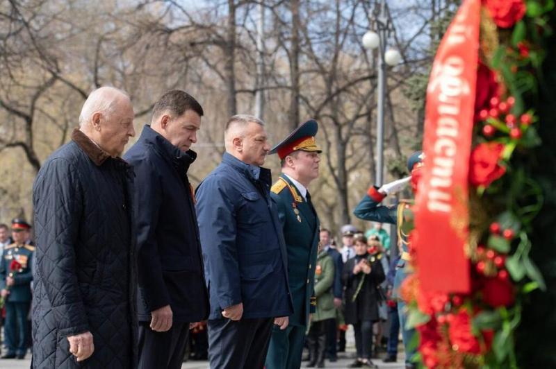 Евгений Куйвашев возложил цветы к памятнику маршалу Жукову в преддверии Дня Победы