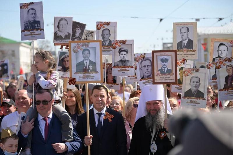 Евгений Куйвашев вместе с уральцами прошёл в рядах «Бессмертного полка»