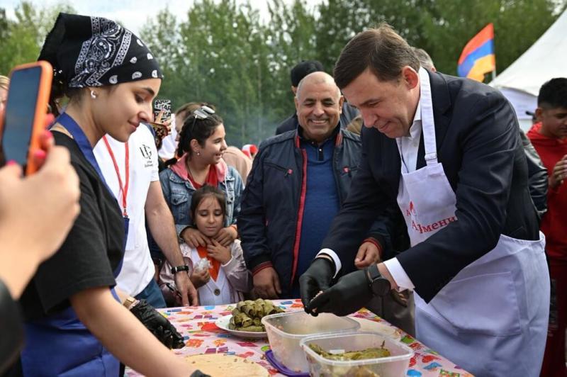 Евгений Куйвашев вместе с тысячами уральцев принял участие в праздновании Дня народов Среднего Урала