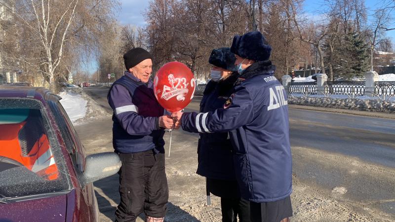 В предпраздничный день на дорогах города Невьянска нес службу женский экипаж ДПС