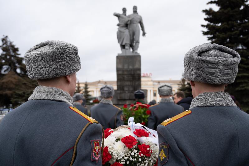 Евгений Куйвашев возложил цветы к памятнику воинам Уральского добровольческого танкового корпуса в год 80-летия народного подвига