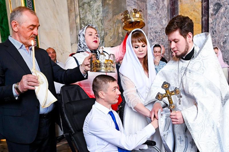 Любовь и отвага: Разведчик Владимир Север, вернувшись из зоны СВО, обвенчался со своей избранницей в Исаакиевском соборе