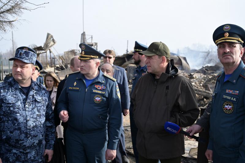 Евгений Куйвашев вместе с главой МЧС Александром Куренковым работают в посёлке Сосьва, пострадавшем от крупного пожара