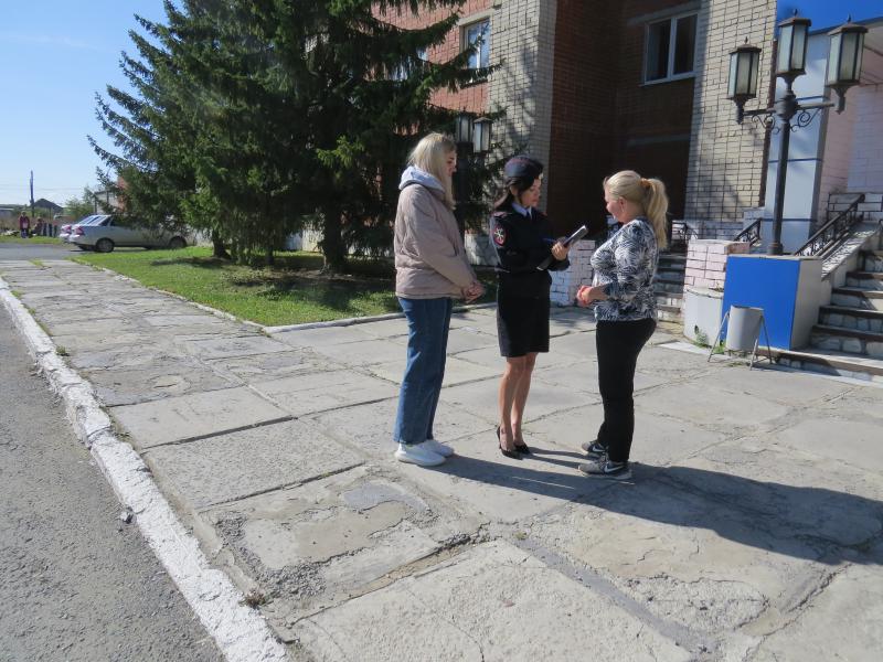 Сотрудники полиции Невьянска проводят опрос граждан с целью изучения общественного мнения о деятельности органов внутренних дел