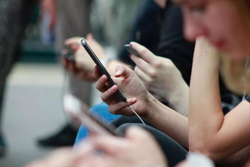 Госдума одобрила запрет на использование мобильных телефонов на уроках