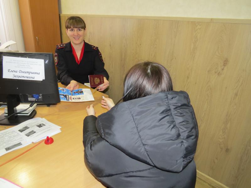 «8 Марта - в каждый дом»: в Невьянске сотрудники ОВМ поздравили женщин с 8 Марта