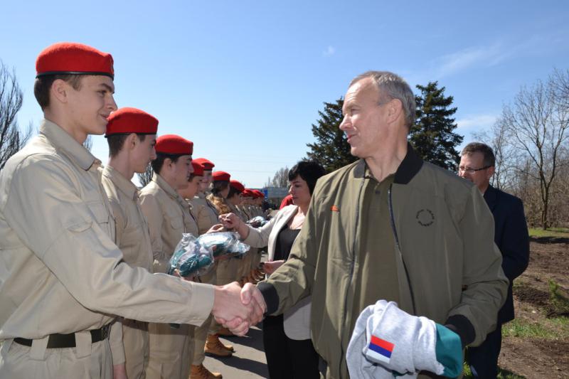 ДЕЛЕГАЦИЯ СВЕРДЛОВСКОЙ ОБЛАСТИ ВО ГЛАВЕ С ВИЦЕ-ГУБЕРНАТОРОМ ОЛЕГОМ ЧЕМЕЗОВЫМ С РАБОЧИМ ВИЗИТОМ ПОБЫВАЛА В ПОСЕЛКЕ ТЕЛЬМАНОВО ДОНЕЦКОЙ НАРОДНОЙ РЕСПУБЛИКИ