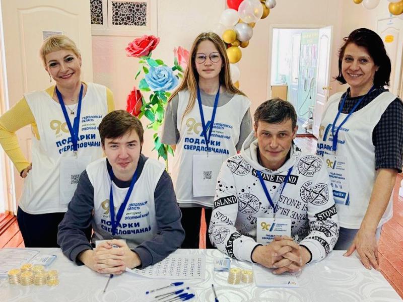 Волонтёры «серебряного» возраста помогают привлекать свердловчан к голосованию за объекты благоустройства