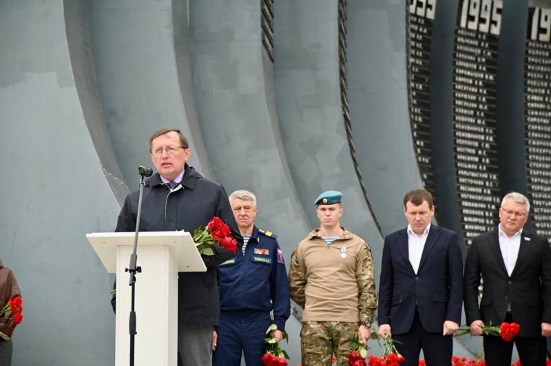 Уральцы почтили память жертв терактов и бойцов, погибших  в антитеррористических операциях