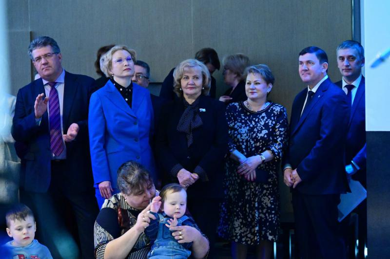 Передача огня всероссийского семейного очага и чествование многодетных уральцев открыли Год семьи в Свердловской области