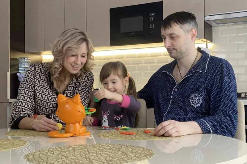 "Туфли достать не успела". Жена тульского врача рассказала, почему была босиком во время чаепития с президентом РФ