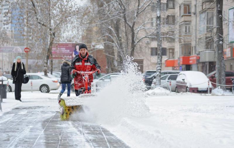Госжилстройнадзор напомнил об ответственности управляющих компаний за очистку дворов от снега и наледи