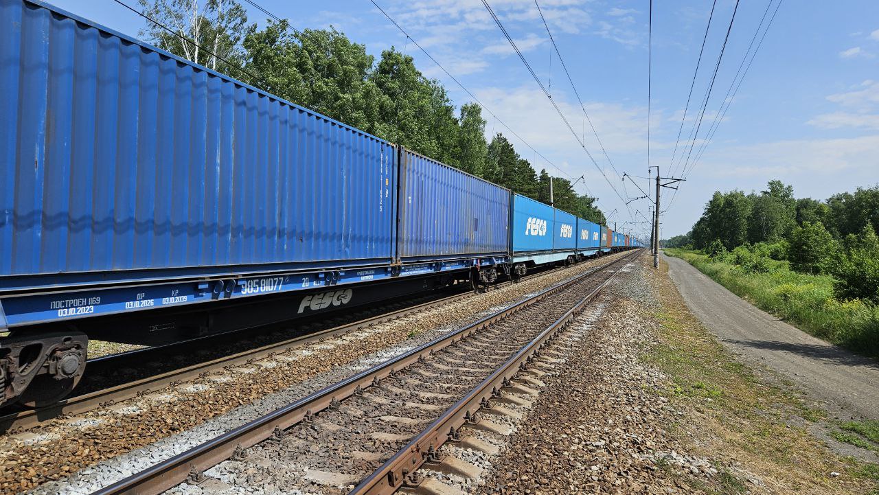 СвЖД просит граждан быть внимательнее в зоне движения поездов и выбирать безопасный путь