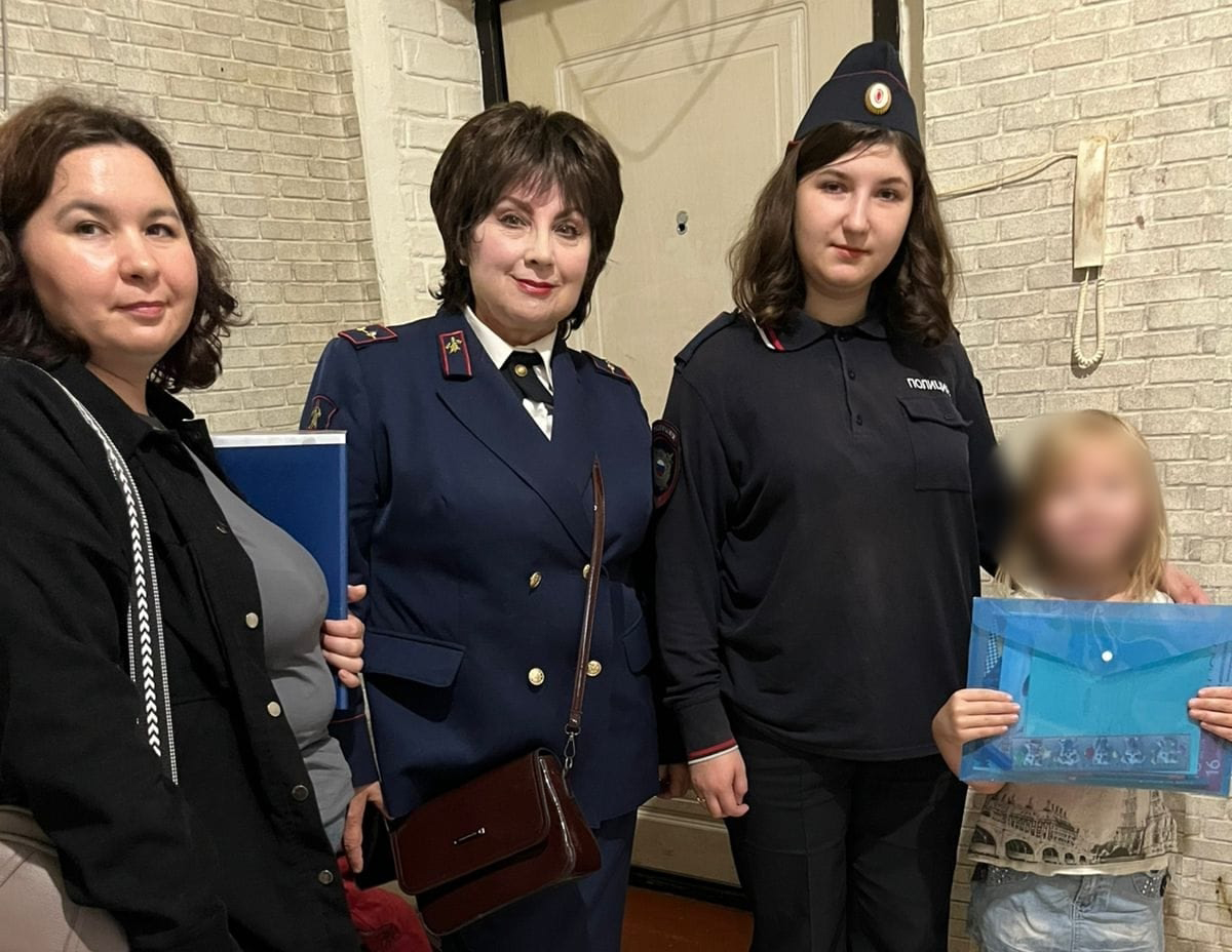 В Невьянске полицейские помогают  детям подготовиться к новому учебному году