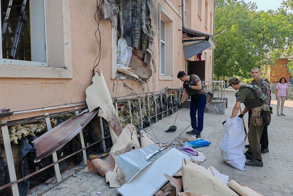 Разбитая школа и кровь на парковой дорожке: дроны ВСУ ударили по Донецку