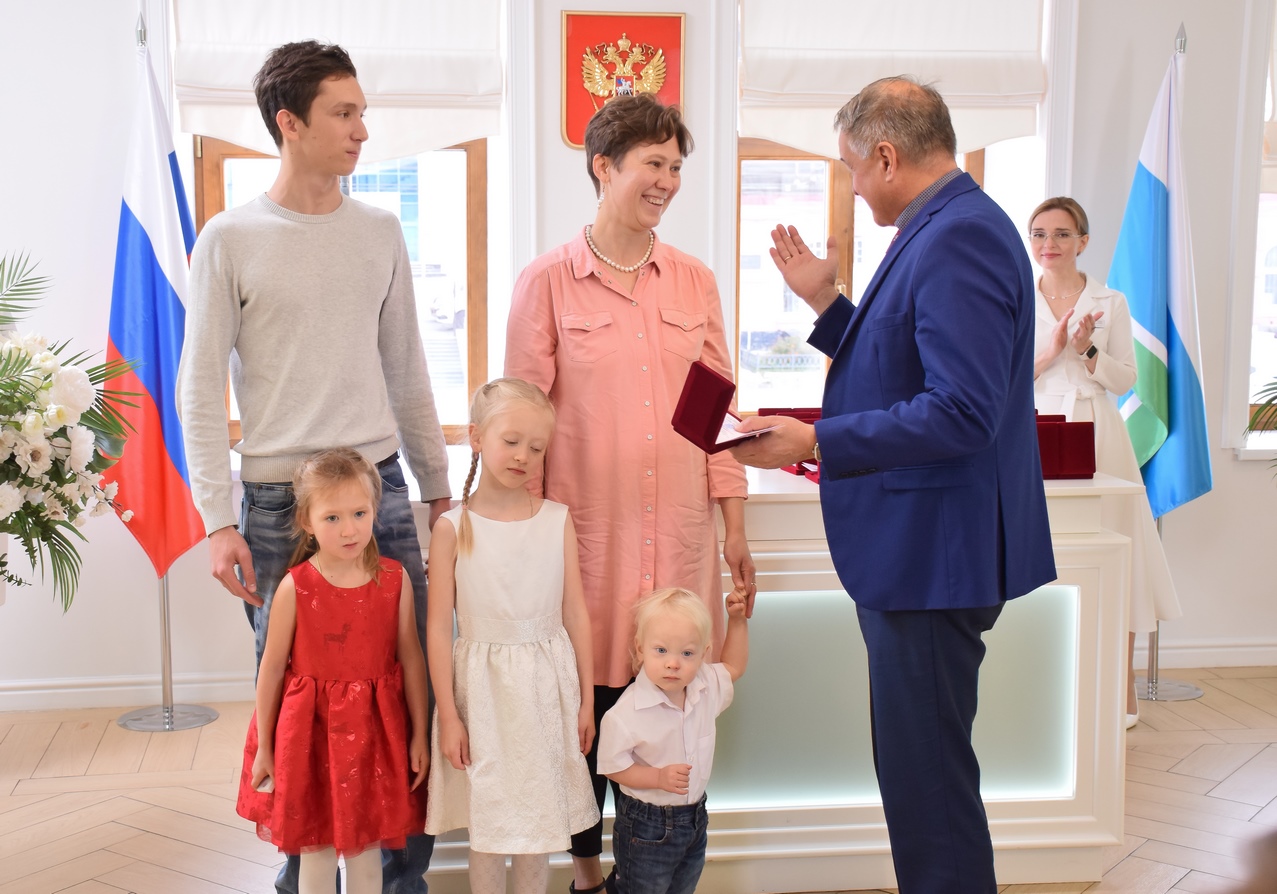 Уральских юбиляров семейной жизни и многодетных матерей наградили знаками отличия Свердловской области