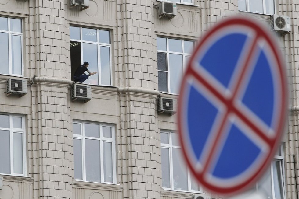 Суды заставили собственника убрать кондиционер с витражного балкона многоквартирного дома