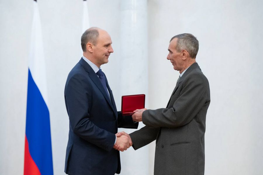 Денис Паслер вручил государственные и региональные награды 32 выдающимся уральцам