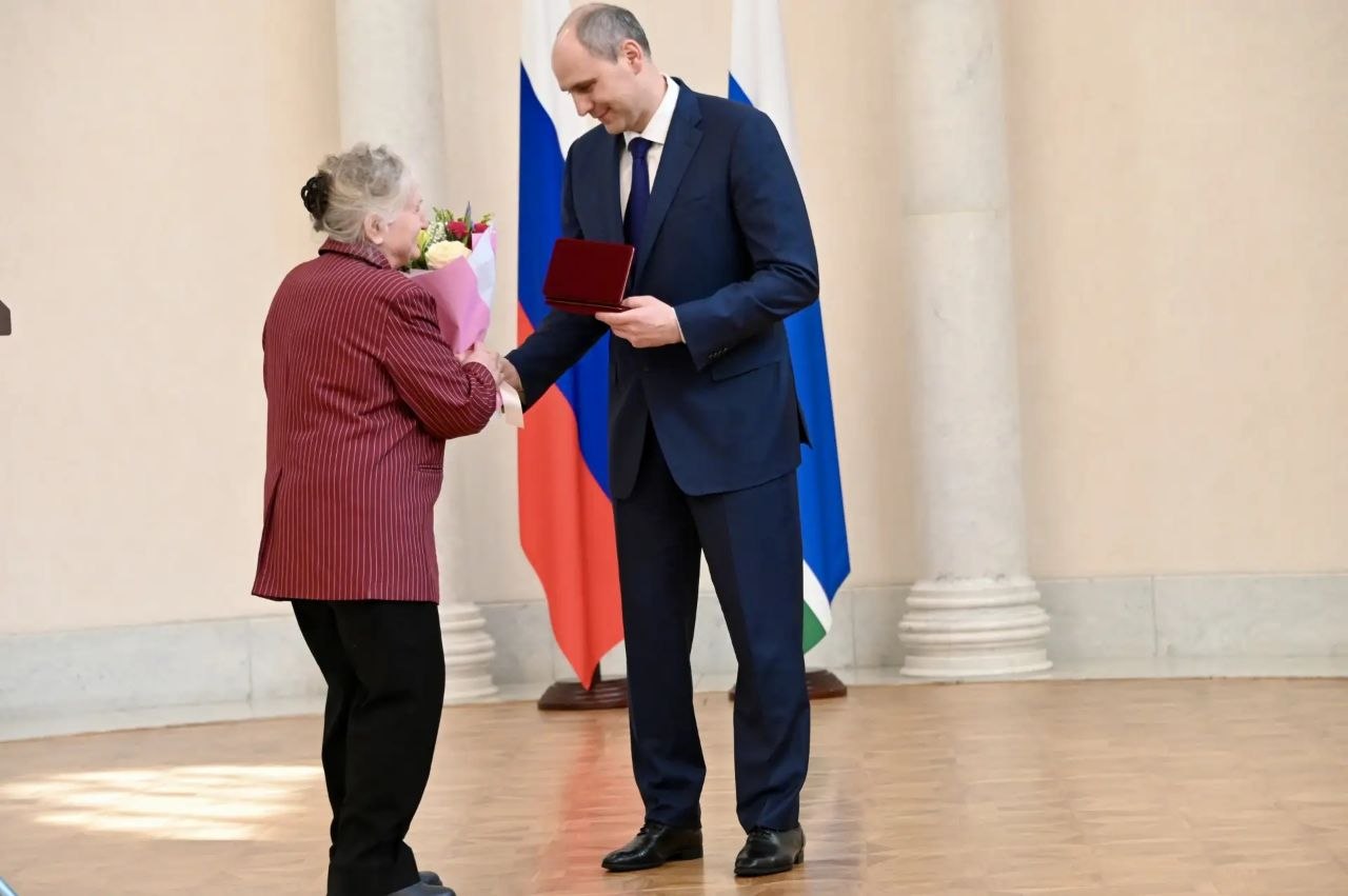 Денис Паслер вручил государственные награды 40 уральцам за вклад в развитие Среднего Урала и страны