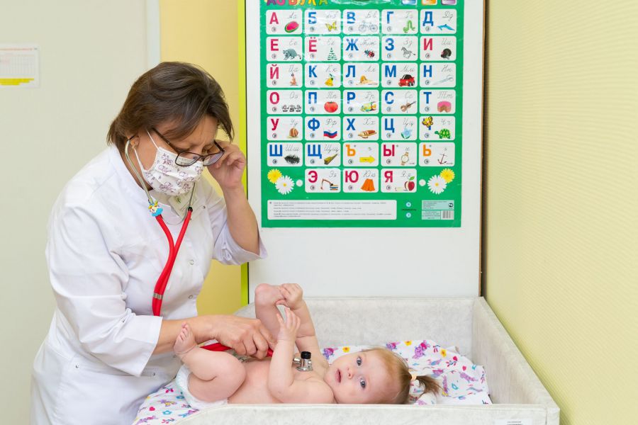 Врачи выездной поликлиники Областной детской больницы осмотрели в 2025 году 51 тысячу юных жителей разных районов региона