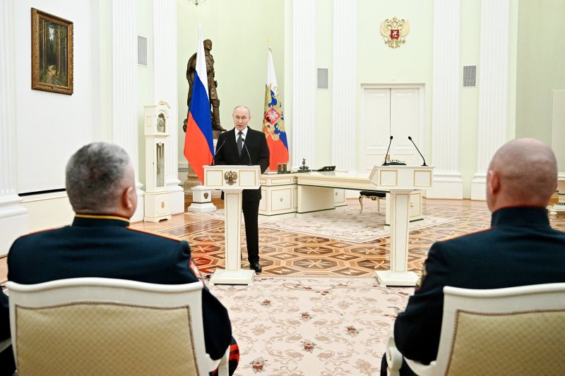 Звезды Героев. Путин в День защитника Отечества вручил государственные награды офицерам