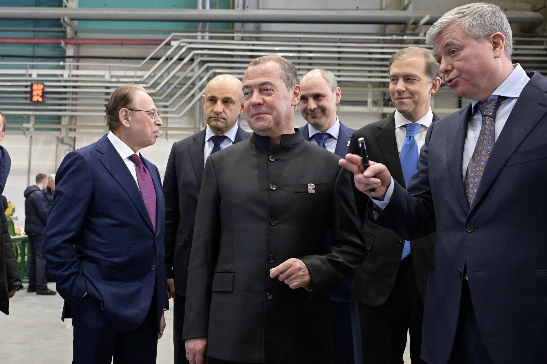 Дмитрий Медведев: на «Уральских локомотивах» — ознакомился с ходом создания первого российского скоростного электропоезда