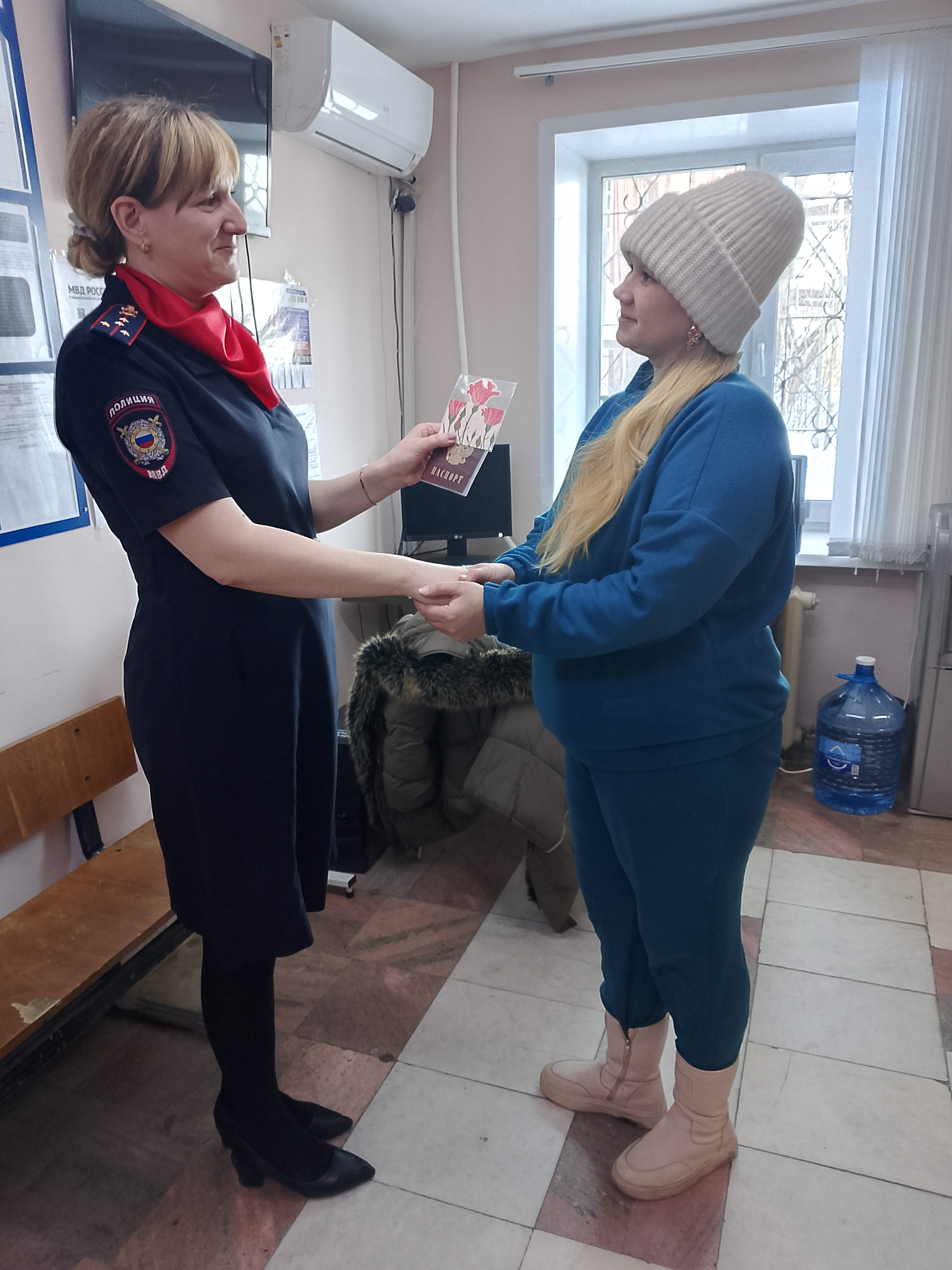 И паспорт — с улыбкой