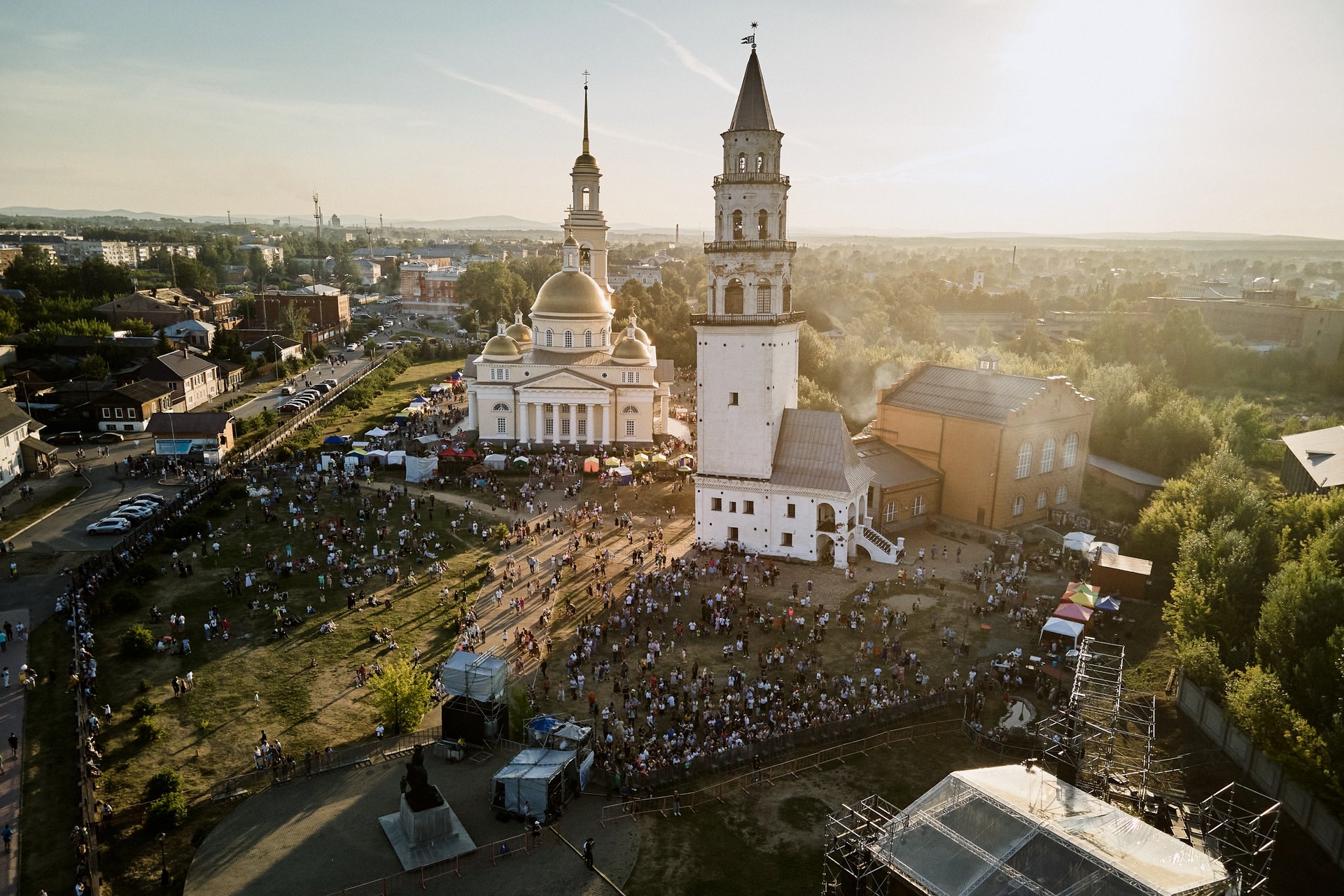 Около башни. Город Невьянск Невьянская Наклонная башня. Невьянская Наклонная башня Демидовых. Невьянская башня подвалы. Башня в Санкт-Петербурге.